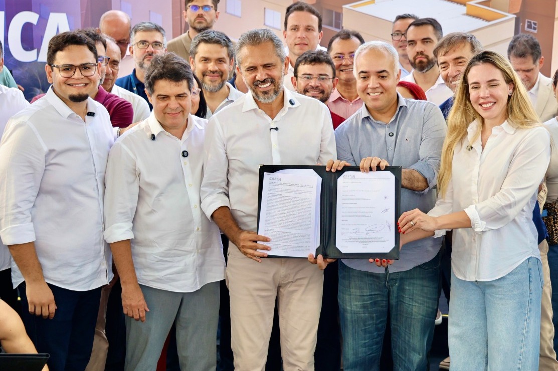 Prefeito Evandro Leitão, governador Elmano de Freitas e ministro das Cidades, Vladimir Lima assinam contrato do residencial Vila Manguezal e autorizam início das obras do Vila Nova I